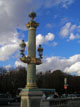 Poste ornamentado na Place de la Concorde